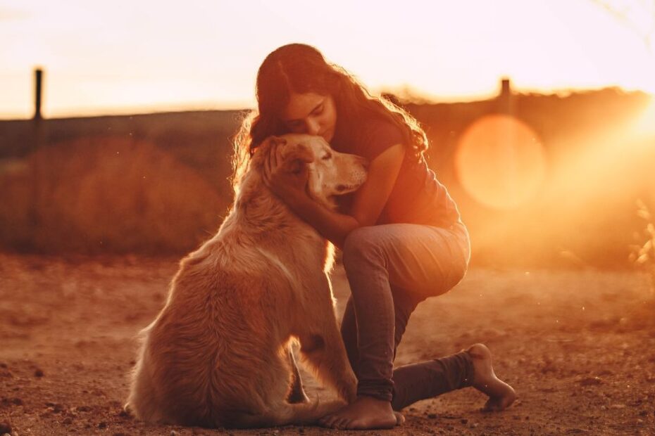 Mujer abrazando un perro
